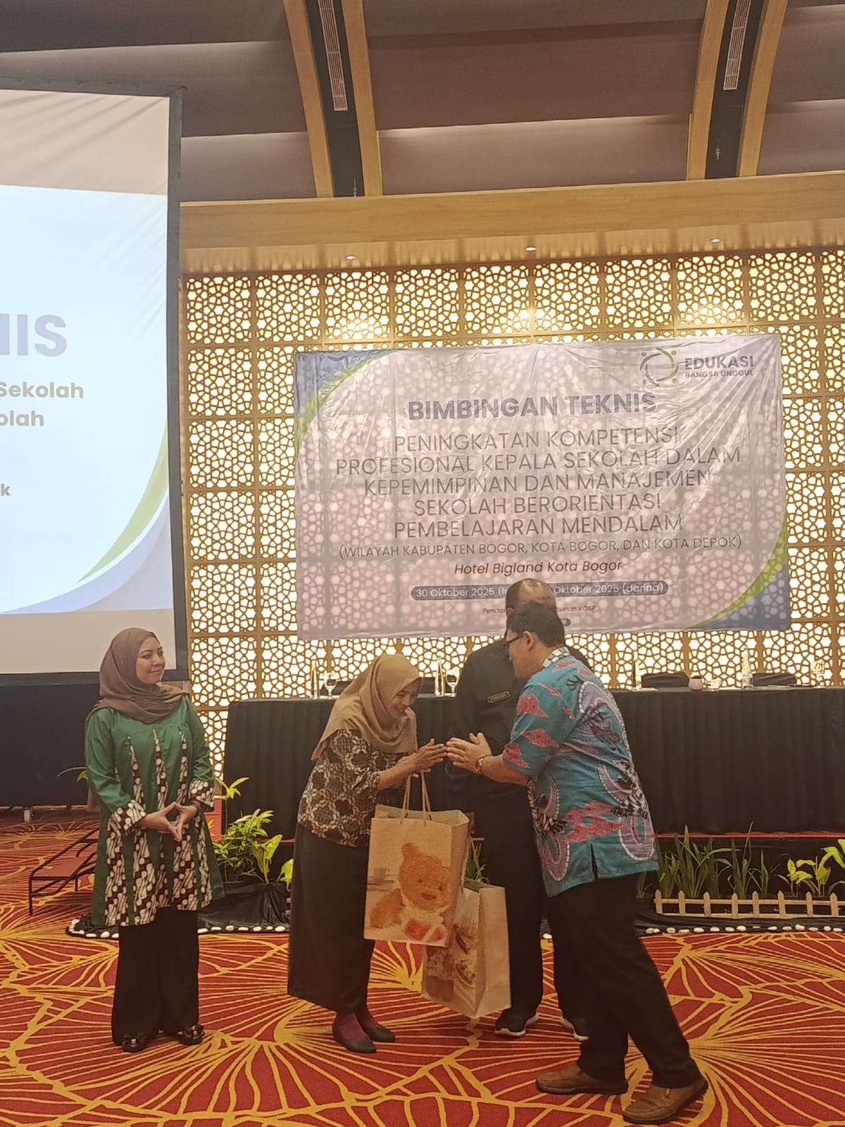 Menumbuhkan Pola Pikir Bertumbuh di SMK Galileo: Langkah Nyata Guru Pembelajar